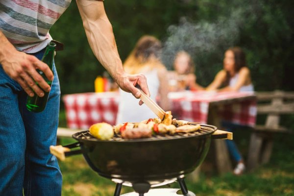 Comment concevoir un espace barbecue extérieur pratique et esthétique?