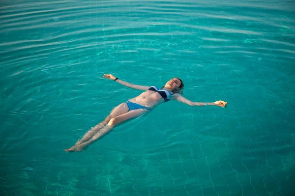 Comment concevoir une piscine avec effet de plage pour une immersion progressive?